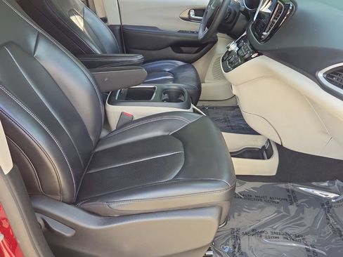 Used 2023 Chrysler Pacifica Touring-L FWD image 18