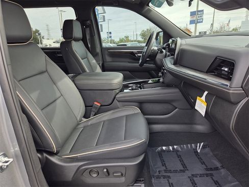 Used 2025 Chevrolet Suburban Premier image 22