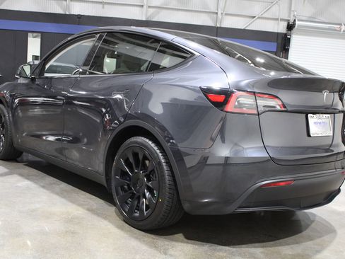 Used 2024 Tesla Model Y 2WD image 8