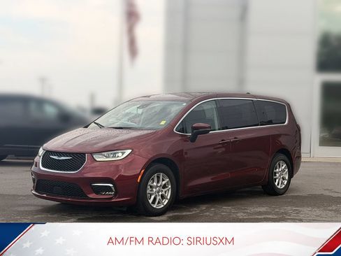 Used 2023 Chrysler Pacifica Touring-L FWD image 2