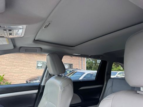 Used 2015 Toyota Highlander XLE AWD/4WD image 30