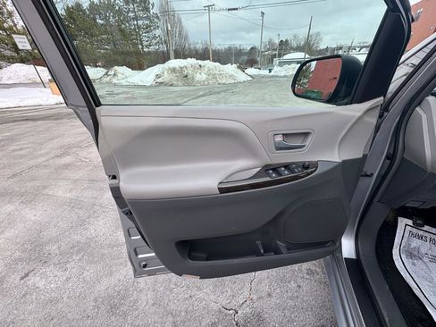 Used 2015 Toyota Sienna XLE image 16