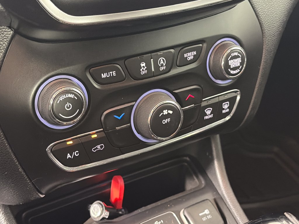 Used 2019 Jeep Cherokee Latitude Plus AWD/4WD image 21