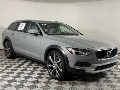 Used 2025 Volvo V90 B6 Cross Country Ultra w/ Climate Package AWD/4WD image 10