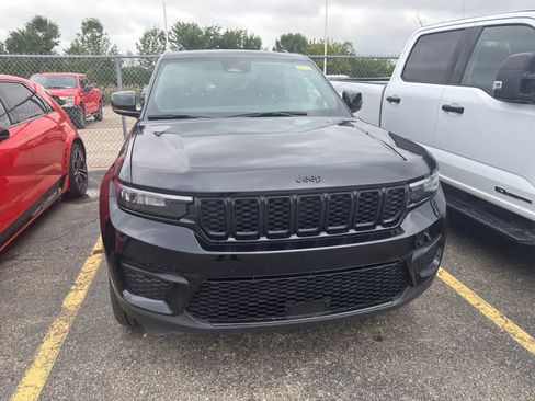 Used 2024 Jeep Grand Cherokee Altitude AWD/4WD image 25