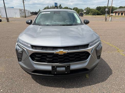 Used 2024 Chevrolet Trax LS w/ Driver Confidence Package FWD image 4