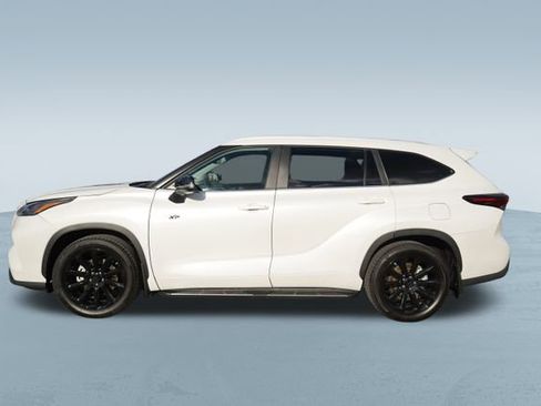 Used 2024 Toyota Highlander LE image 4