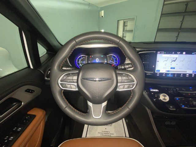 Used 2024 Chrysler Pacifica Pinnacle FWD image 14