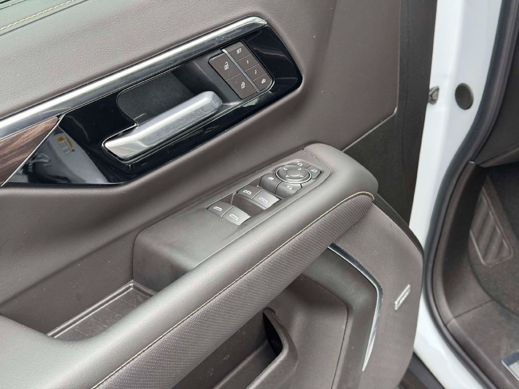 Used 2026 Chevrolet Tahoe Premier AWD/4WD image 18