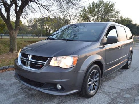 Used 2017 Dodge Grand Caravan SXT image 1