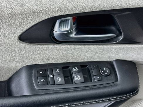 Used 2024 Chrysler Pacifica Touring-L FWD image 17