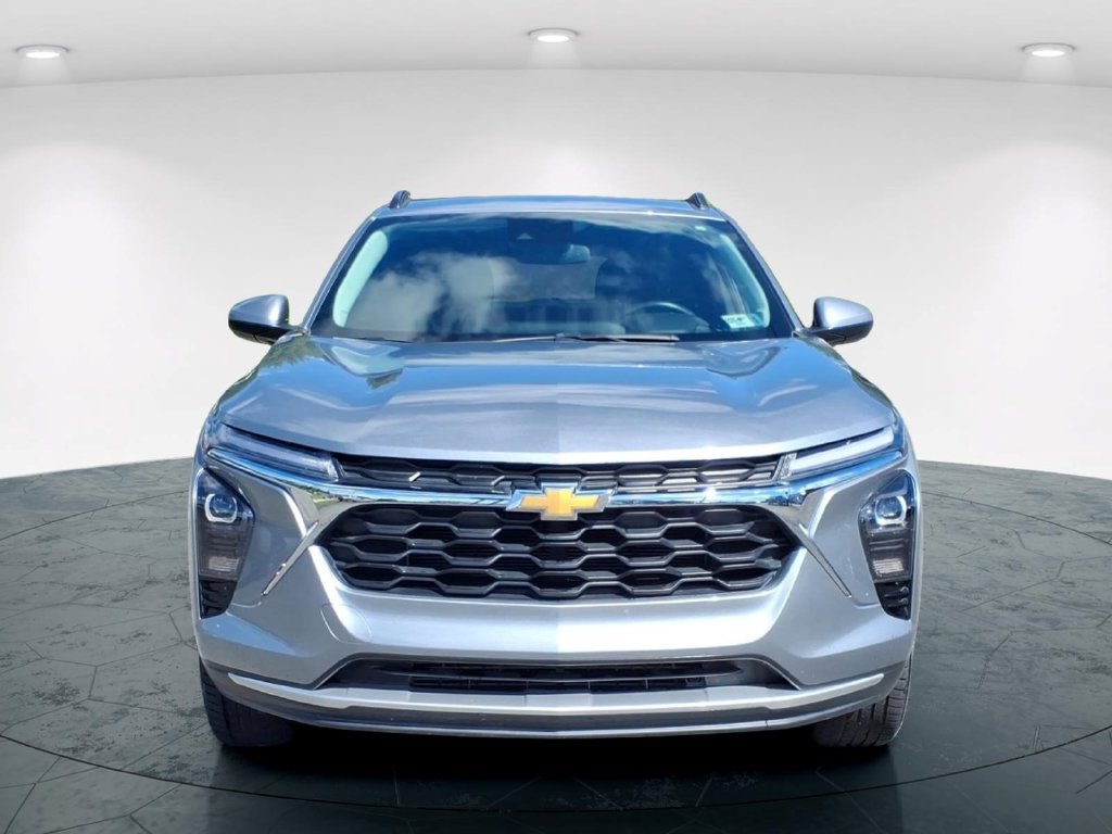 Used 2024 Chevrolet Trax LT w/ Driver Confidence Package FWD image 2