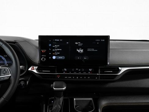 Used 2025 Toyota Sienna XLE Woodland Edition image 26