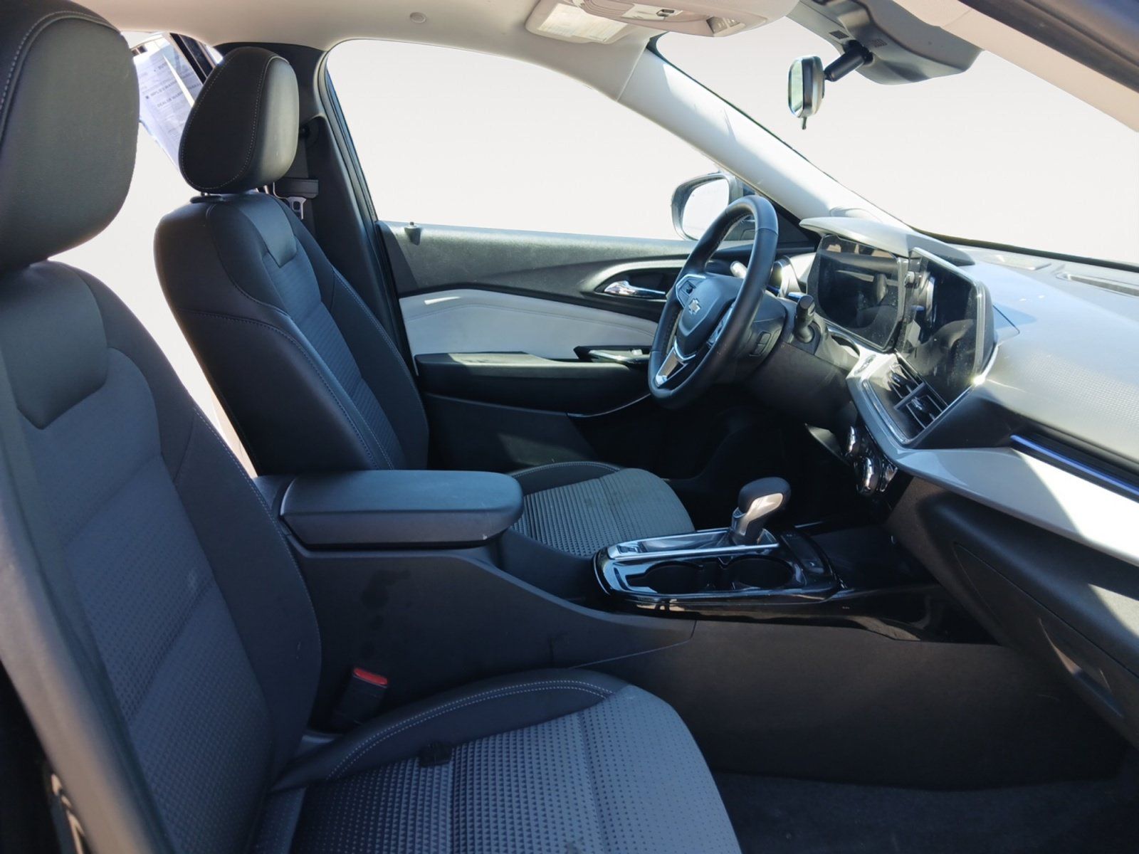 Used 2025 Chevrolet Trax LT w/ Sunroof Package FWD image 15