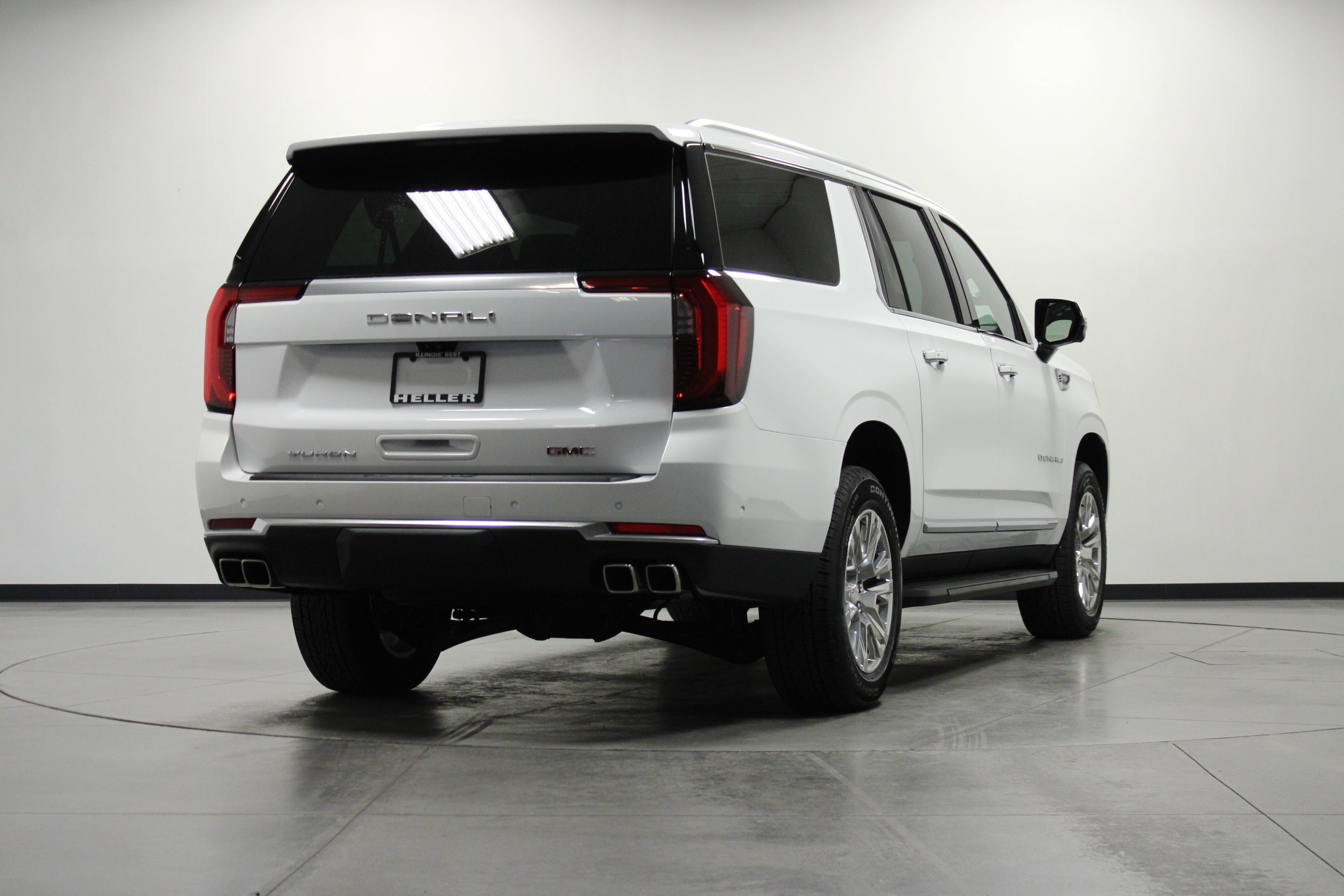 Used 2026 GMC Yukon XL Denali w/ Advanced Technology Package AWD/4WD image 4
