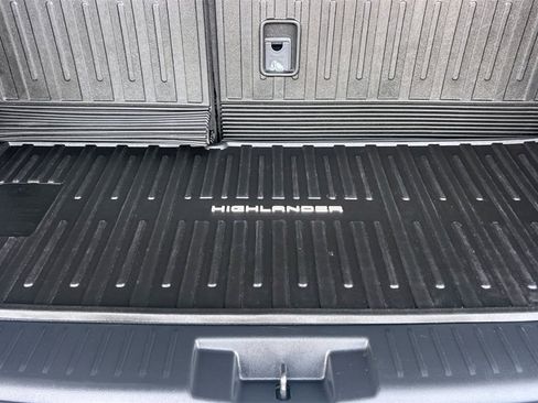 Used 2025 Toyota Highlander XLE image 17