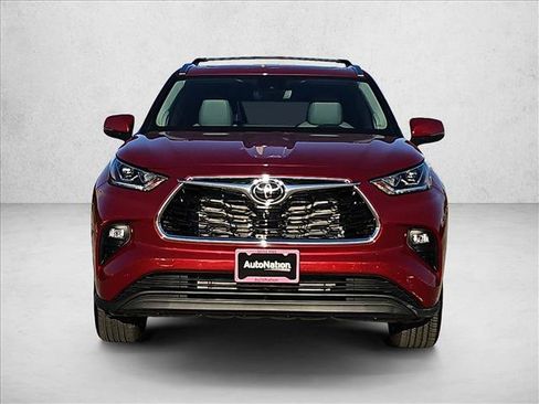 Used 2025 Toyota Highlander Limited FWD image 2