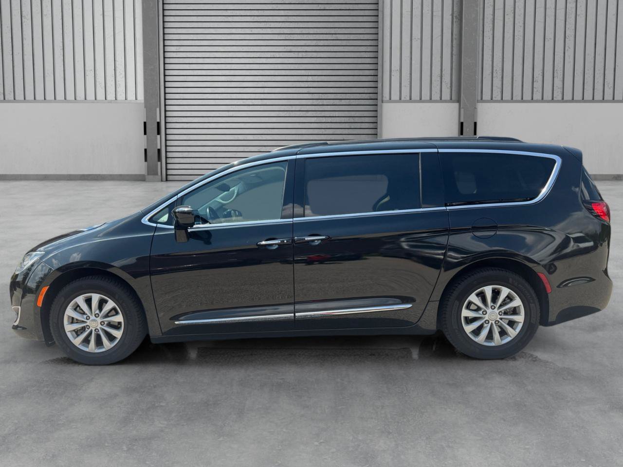 Used 2017 Chrysler Pacifica Touring-L FWD image 28