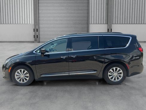 Used 2017 Chrysler Pacifica Touring-L FWD image 28