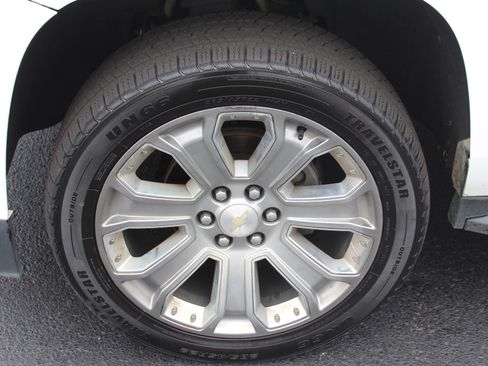 Used 2019 Chevrolet Suburban LT image 10