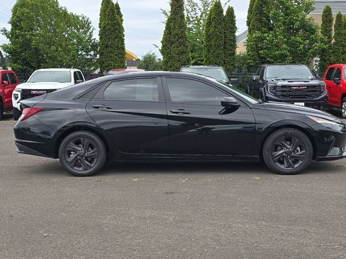 Used 2022 Hyundai Elantra SEL w/ Preferred Accessory Package FWD image 3