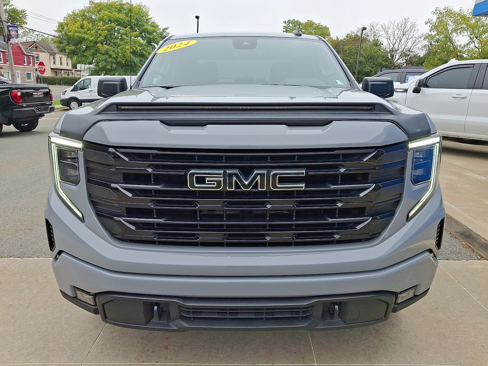 Used 2024 GMC Sierra 1500 Elevation AWD/4WD image 2