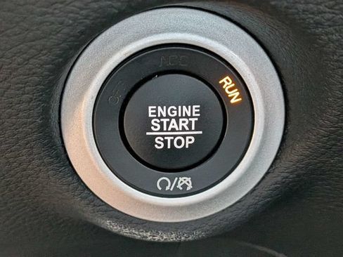 Used 2025 Chrysler Pacifica Limited FWD image 31