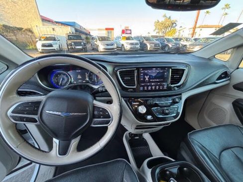 Used 2018 Chrysler Pacifica Limited image 10