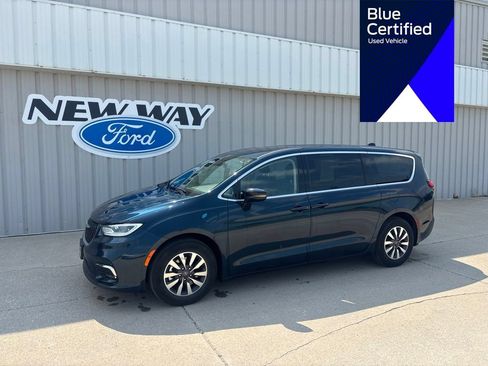 Used 2024 Chrysler Pacifica Limited FWD image 1