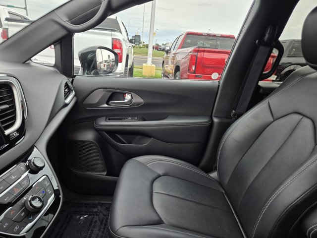 Used 2026 Chrysler Pacifica Select FWD image 43