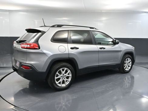 Used 2017 Jeep Cherokee Sport w/ Cold Weather Group image 4