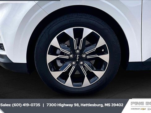 Used 2024 Kia Carnival EX FWD image 7