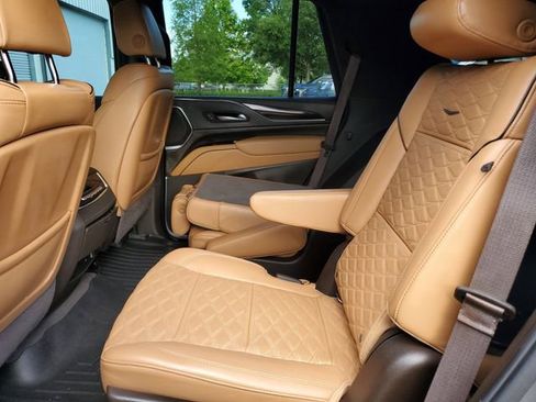 Used 2022 Cadillac Escalade Premium Luxury w/ LPO, Radiant Package AWD/4WD image 10