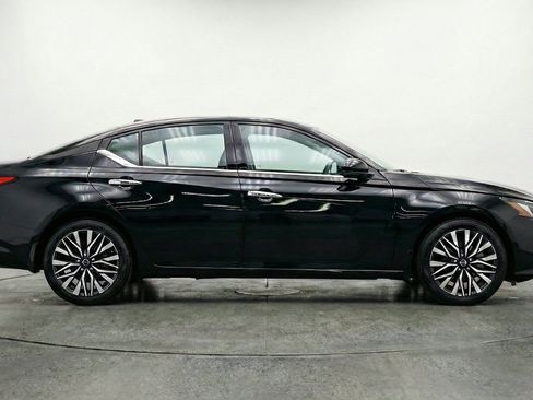 Used 2025 Nissan Altima 2.5 SV FWD image 11