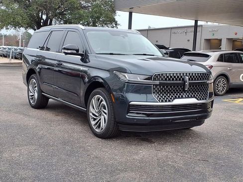 New 2025 Lincoln Navigator Reserve image 3