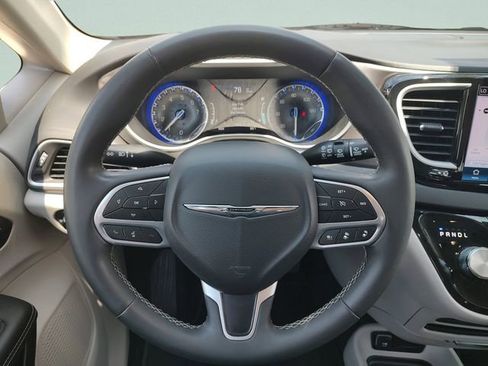 Used 2024 Chrysler Pacifica Touring-L FWD image 34