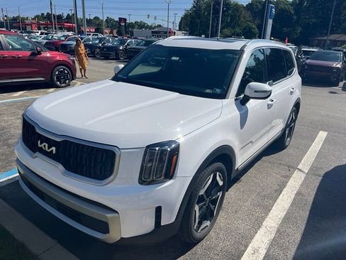 Used 2024 Kia Telluride EX w/ EX Captain's Chair Package AWD/4WD image 2