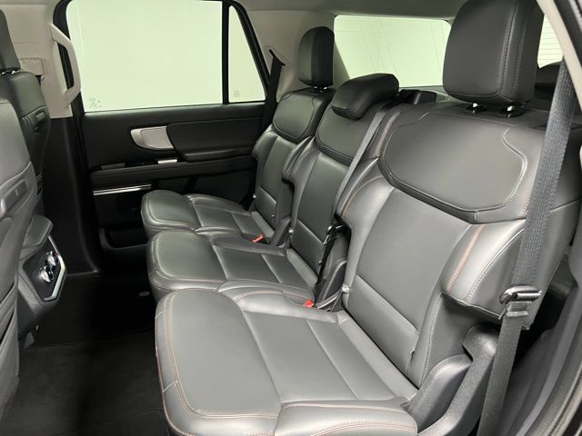 Used 2025 Ford Expedition Active AWD/4WD image 46