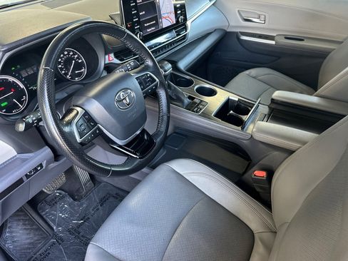 Certified 2021 Toyota Sienna Limited image 9