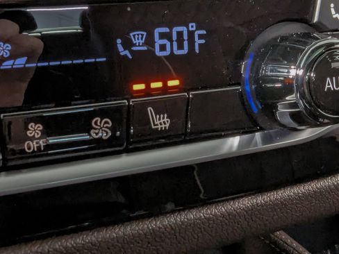 Used 2021 BMW M550i xDrive w/ Dynamic Handling Package image 23