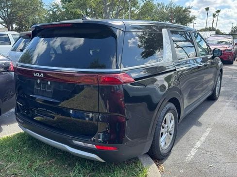 Used 2024 Kia Carnival LX FWD image 2
