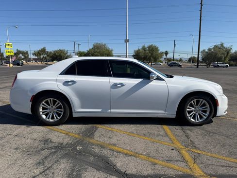 Used 2017 Chrysler 300 C RWD image 7
