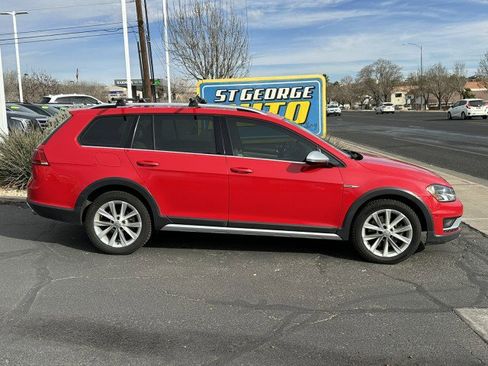 Used 2017 Volkswagen Golf S image 2