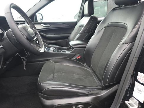 Used 2025 Jeep Grand Cherokee Altitude image 3