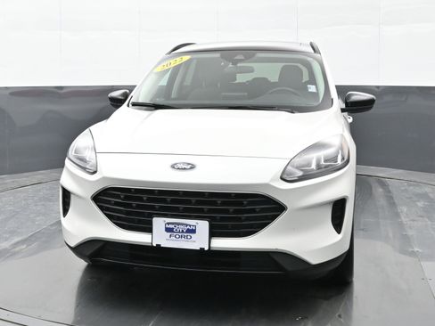 Used 2022 Ford Escape SE w/ SE Sport Appearance Package image 3