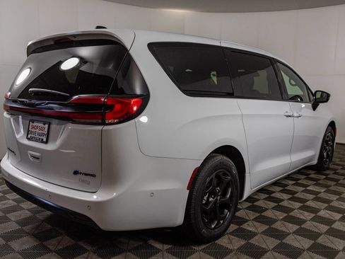 Used 2024 Chrysler Pacifica Limited FWD image 18