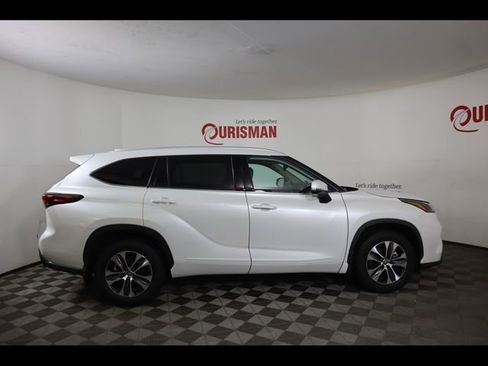 Used 2022 Toyota Highlander XLE AWD/4WD image 11