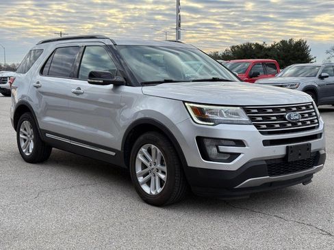 Used 2017 Ford Explorer XLT w/ Equipment Group 202A image 8
