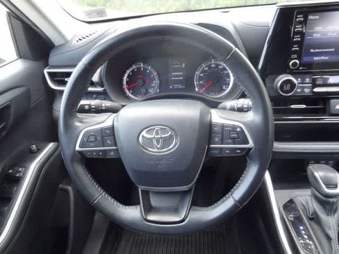 Used 2022 Toyota Highlander LE AWD/4WD image 13