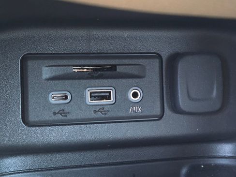 Used 2024 Chevrolet Equinox Premier image 17